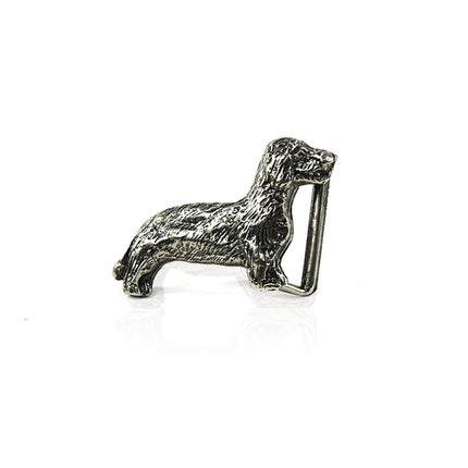 Hebilla de metal con forma de perro salchicha (Dachshund) en acabado plata vieja.