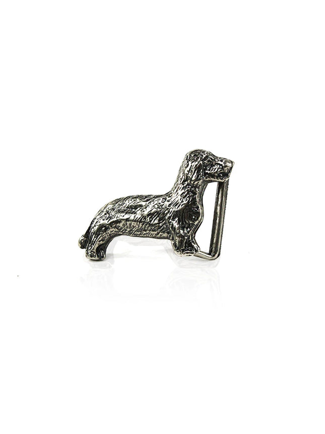 Hebilla de metal con forma de perro salchicha (Dachshund) en acabado plata vieja.