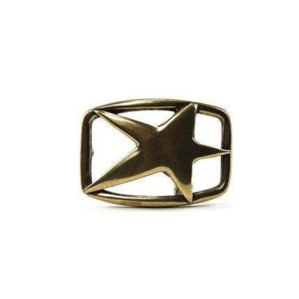 Hebilla de cinturón rectangular con una gran estrella en el centro y acabado en latón antiguo.