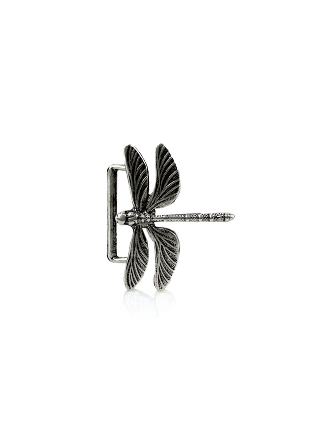 Hebilla de metal con forma de libélula elegante y alas detalladas, con acabado en plata vieja.