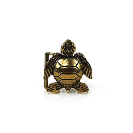 Hebilla de metal con forma de tortuga y acabado en latón antiguo dorado.