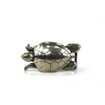 Hebilla para cinturón con forma de tortuga marina y acabado detallado en plata vieja.